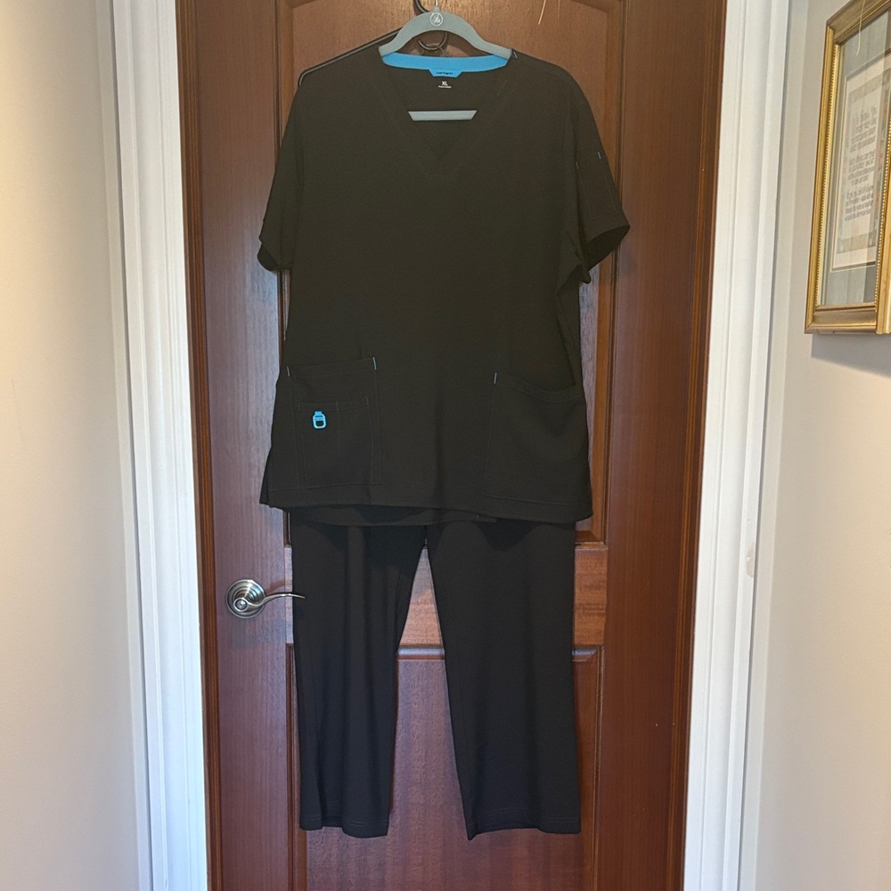 Carhartt Women's Black V-Neck Scrub Set